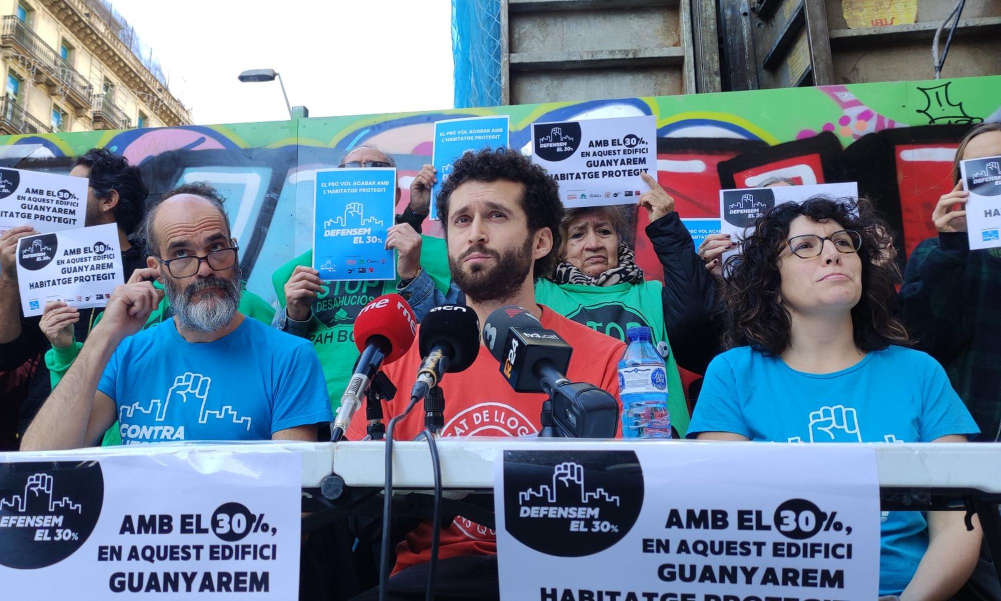 Representantes de PAH Barcelona, el Sindicat de Llogaters y la Assemblea de Barris per un Turisme Sostenible en rueda de prensa este 13 de noviembre.
